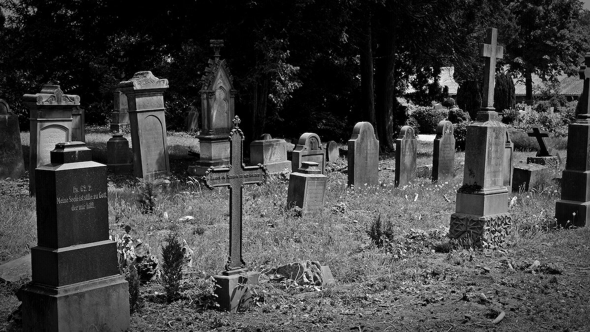 Private vs. Public Cemeteries: Which Is Right for You?