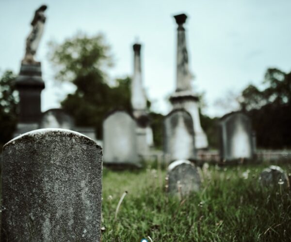 Exploring the History and Beauty of Cemeteries